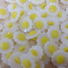 Buttons Plastic Flower Shank 15mm (1.5cm) Daisy
